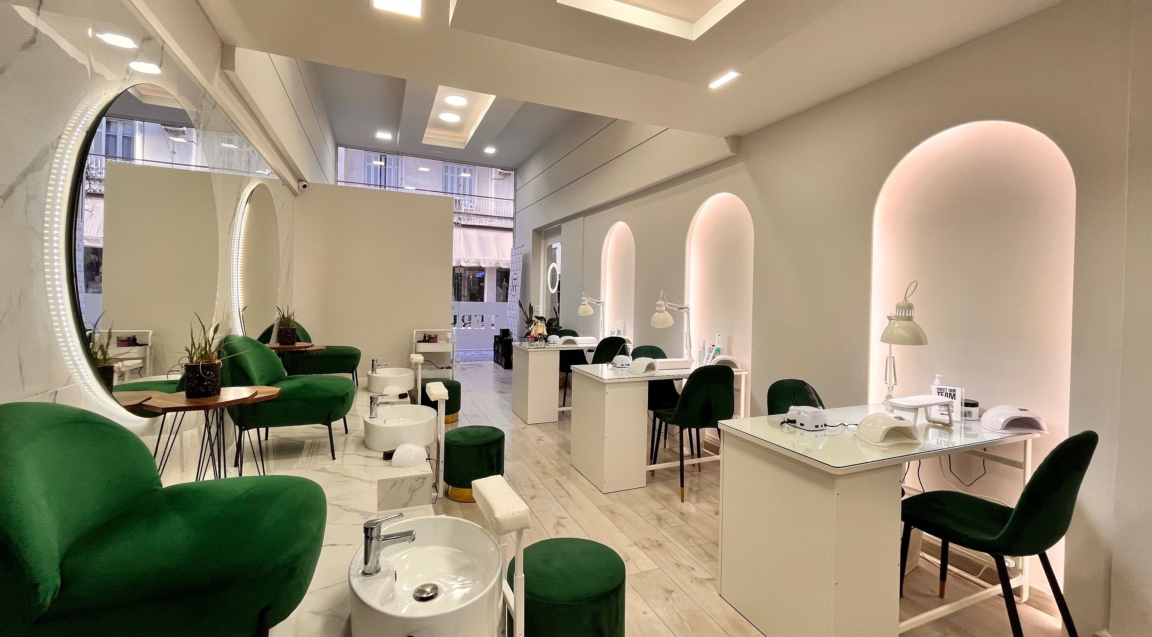 Εσωτερικός χώρος του Terracotta Nails and Beauty - Agrinio #1, Αγρίνιο, GR με πράσινες καρέκλες και φωτισμούς.