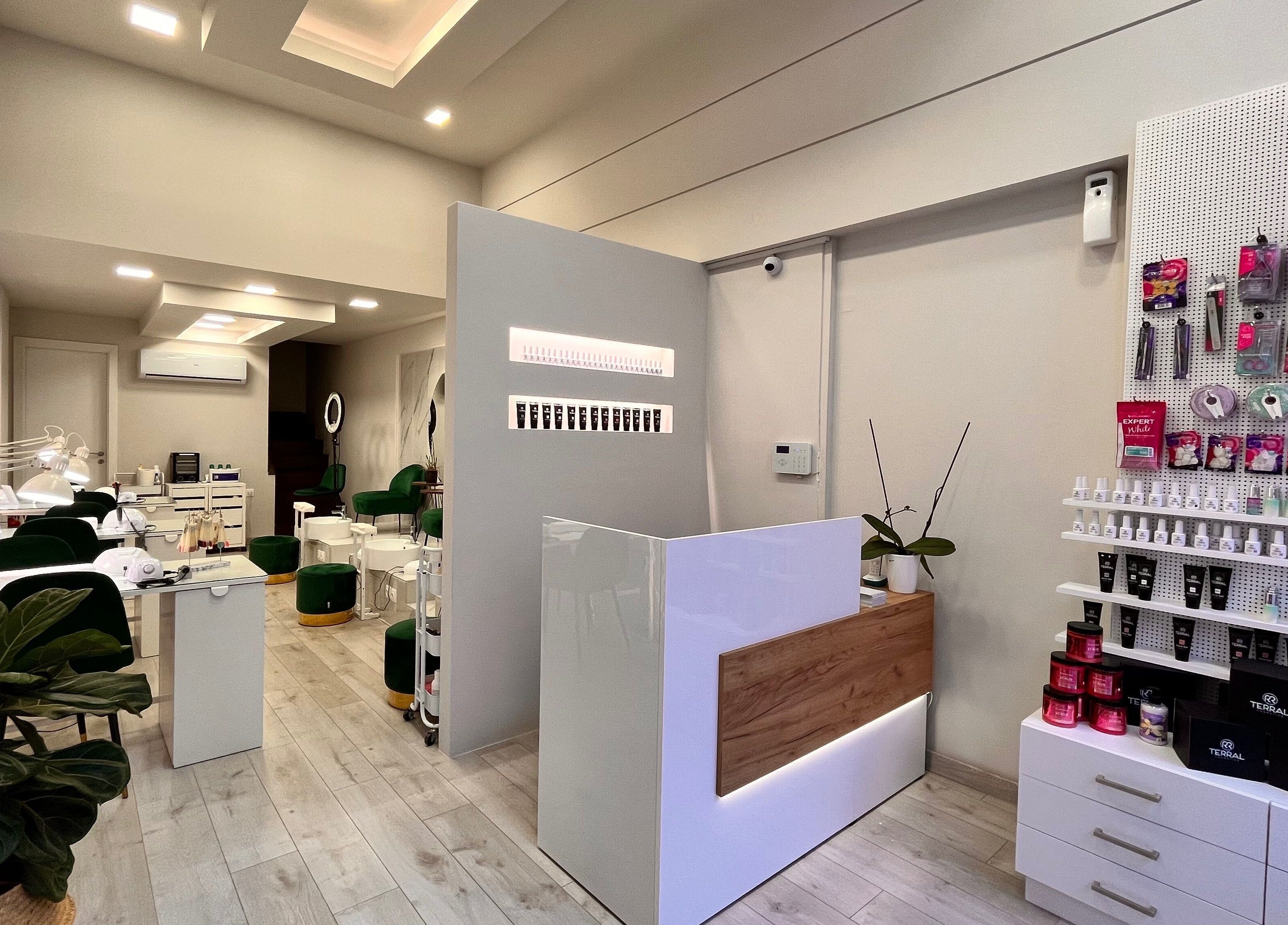 Εσωτερικό του Terracotta Nails and Beauty - Agrinio #1 στην Αγρίνιο, GR, με μοντέρνα διακόσμηση και προϊόντα ομορφιάς.