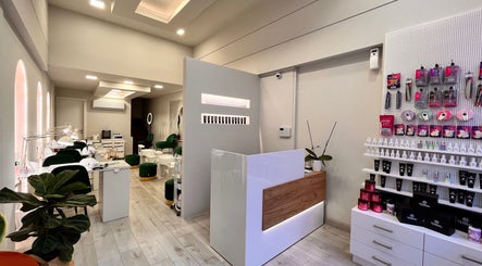 Εσωτερικό του Terracotta Nails and Beauty - Agrinio #1 στην Αγρίνιο, GR, με μοντέρνα διακόσμηση και προϊόντα ομορφιάς.