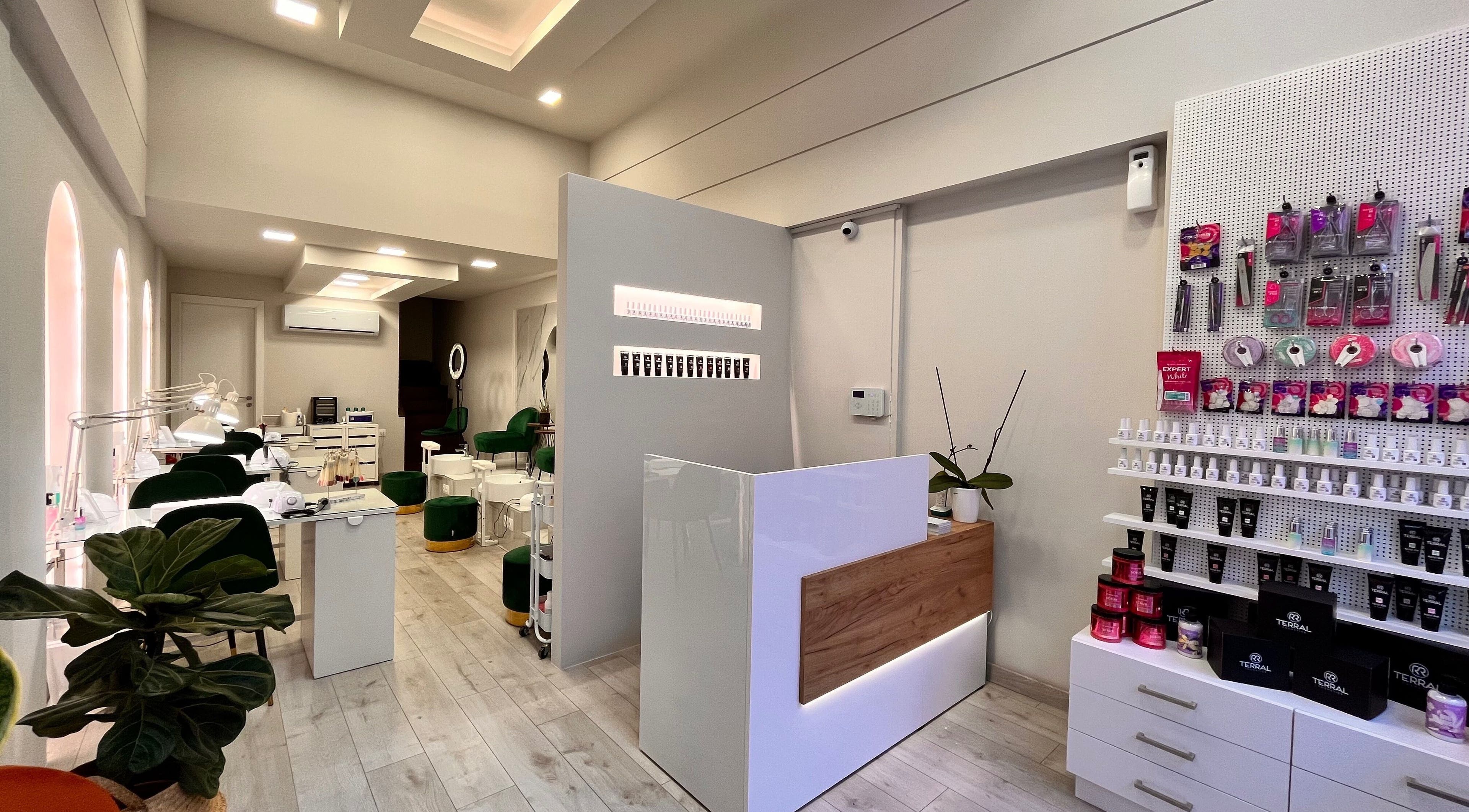 Εσωτερικό του Terracotta Nails and Beauty - Agrinio #1 στην Αγρίνιο, GR, με μοντέρνα διακόσμηση και προϊόντα ομορφιάς.