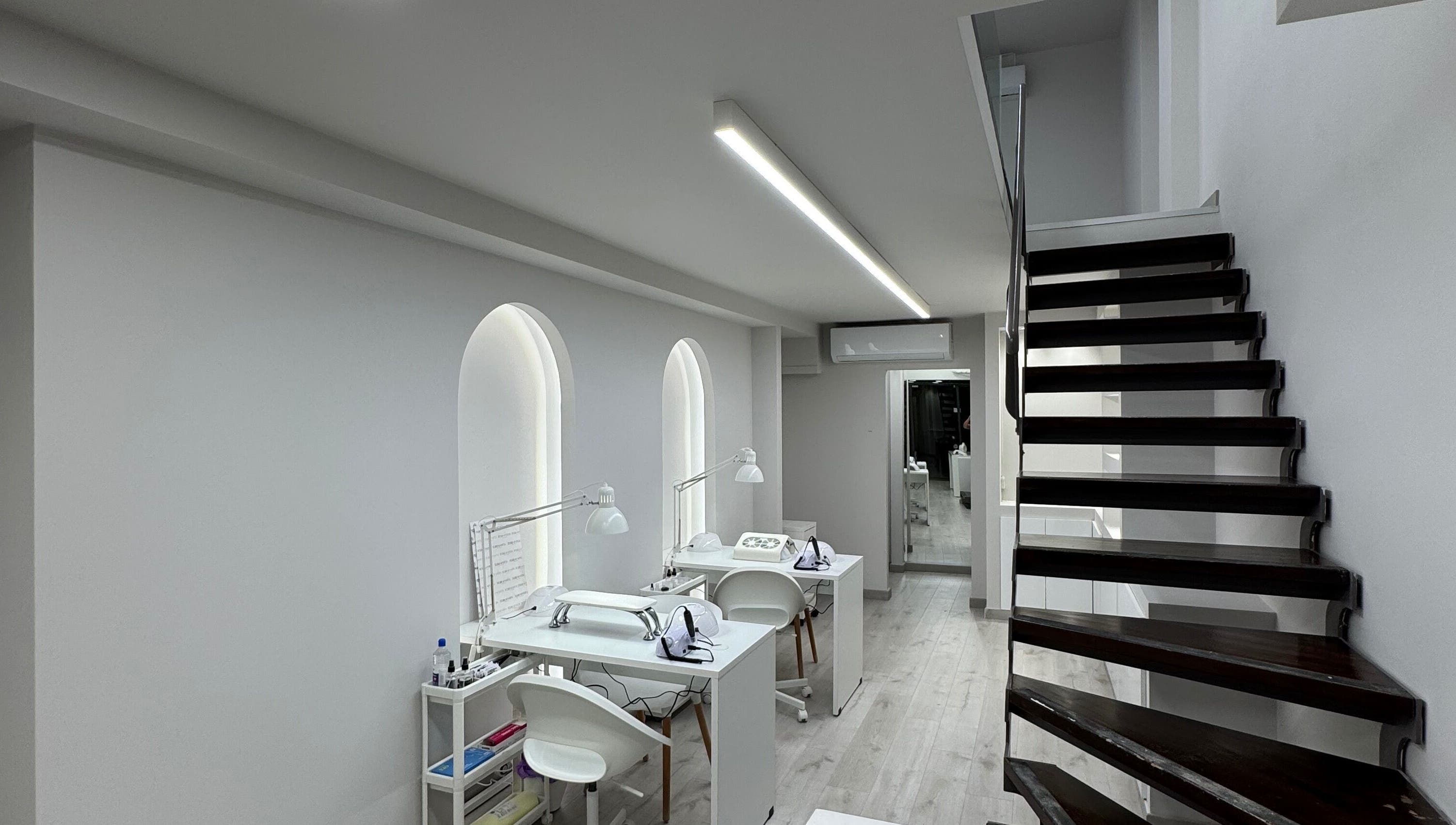 Σύγχρονος εσωτερικός χώρος στο Terracotta Nails and Beauty - Agrinio #2, Αγρίνιο, GR με minimal διακόσμηση.