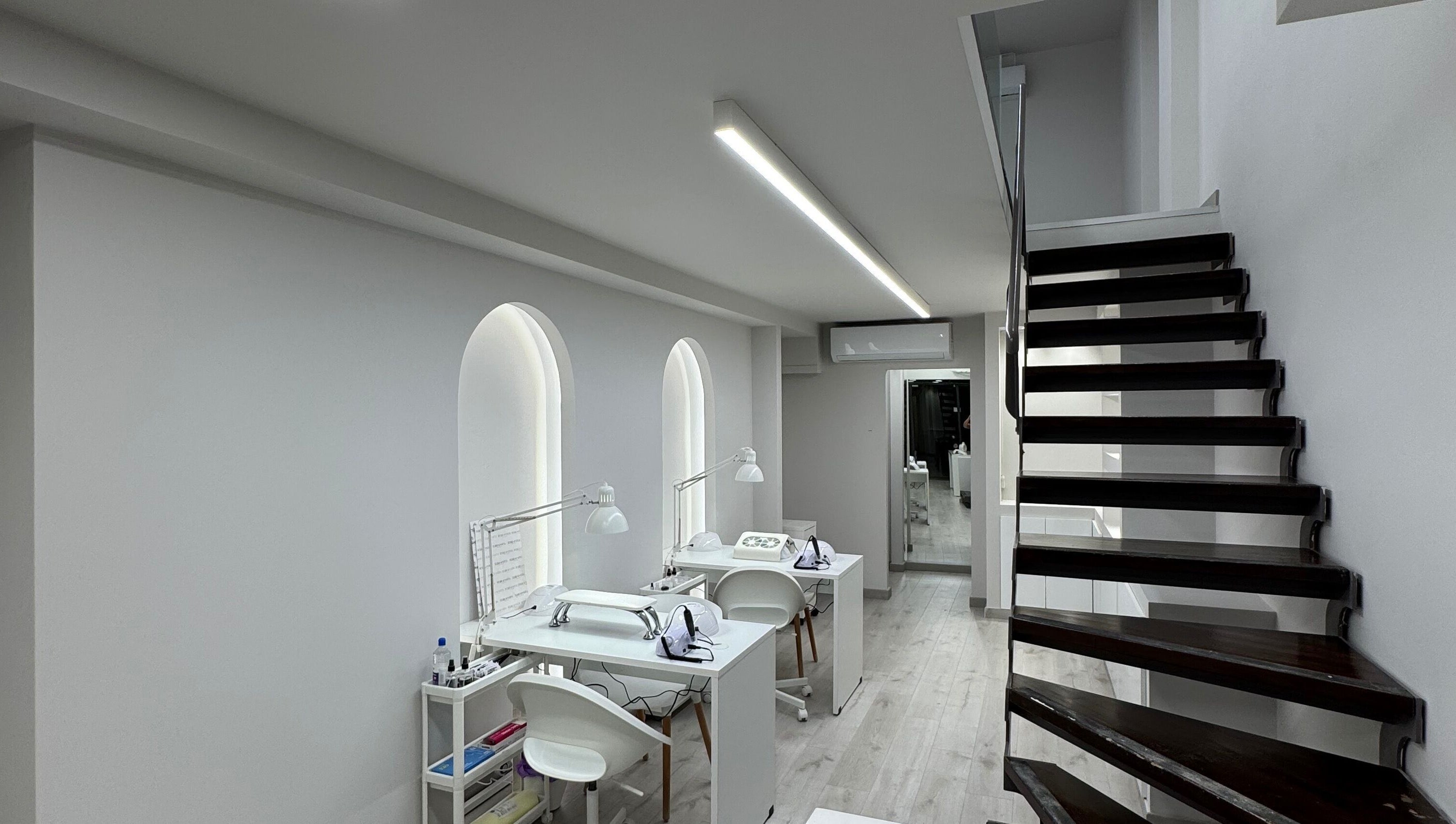 Σύγχρονος εσωτερικός χώρος στο Terracotta Nails and Beauty - Agrinio #2, Αγρίνιο, GR με minimal διακόσμηση.