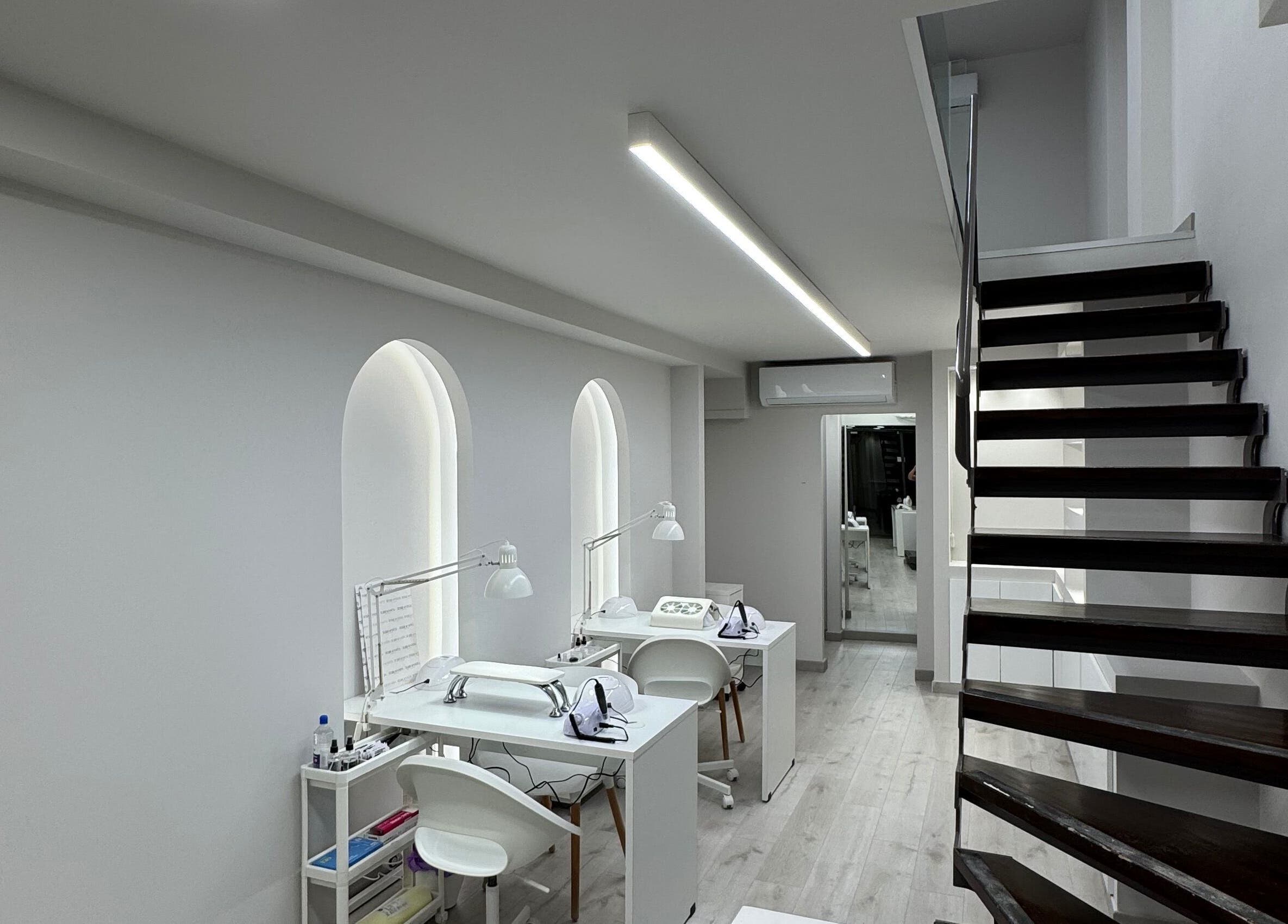 Σύγχρονος εσωτερικός χώρος στο Terracotta Nails and Beauty - Agrinio #2, Αγρίνιο, GR με minimal διακόσμηση.