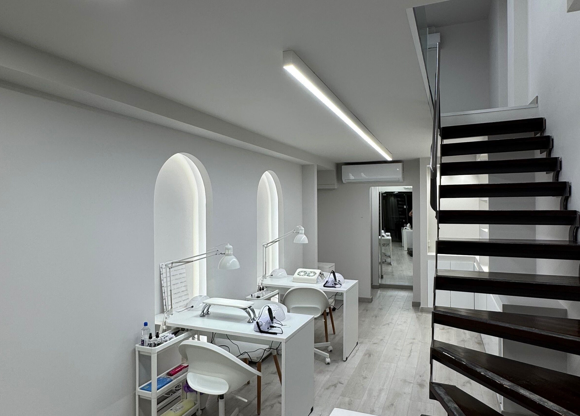 Σύγχρονος εσωτερικός χώρος στο Terracotta Nails and Beauty - Agrinio #2, Αγρίνιο, GR με minimal διακόσμηση.