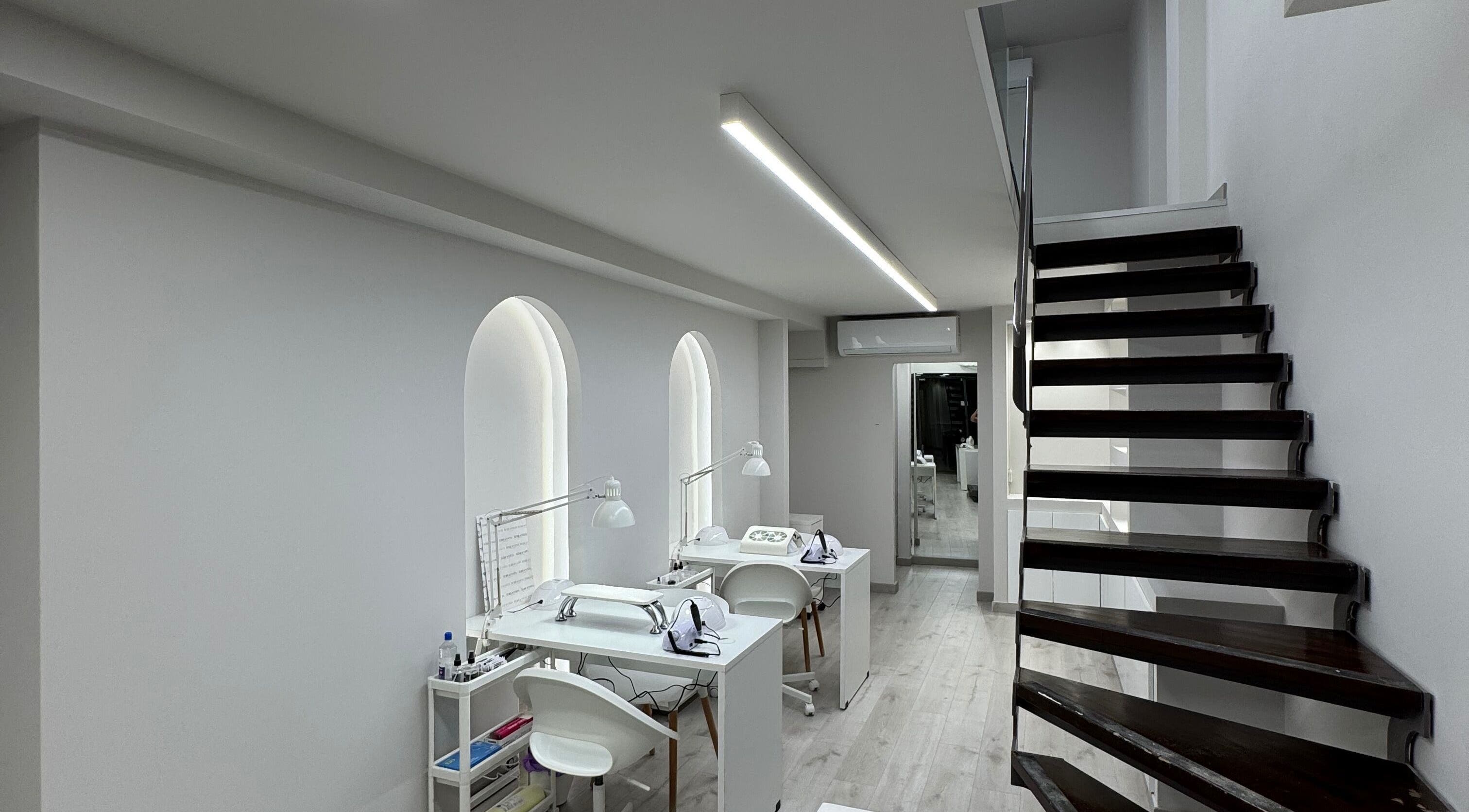 Σύγχρονος εσωτερικός χώρος στο Terracotta Nails and Beauty - Agrinio #2, Αγρίνιο, GR με minimal διακόσμηση.