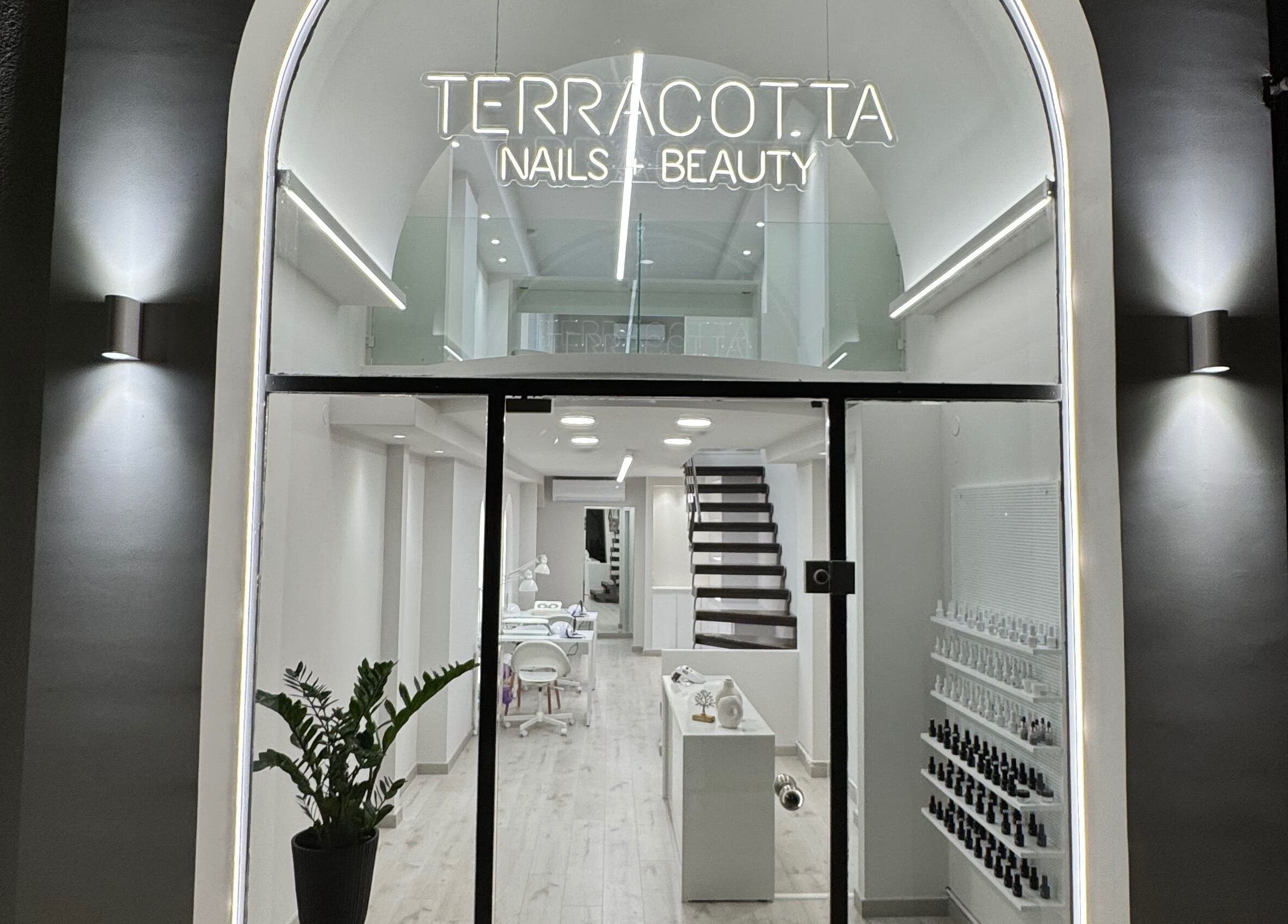 Εκθαμβωτική είσοδος του Terracotta Nails and Beauty - Agrinio #2 στην Αγρίνιο, GR, με σύγχρονο φωτισμό.