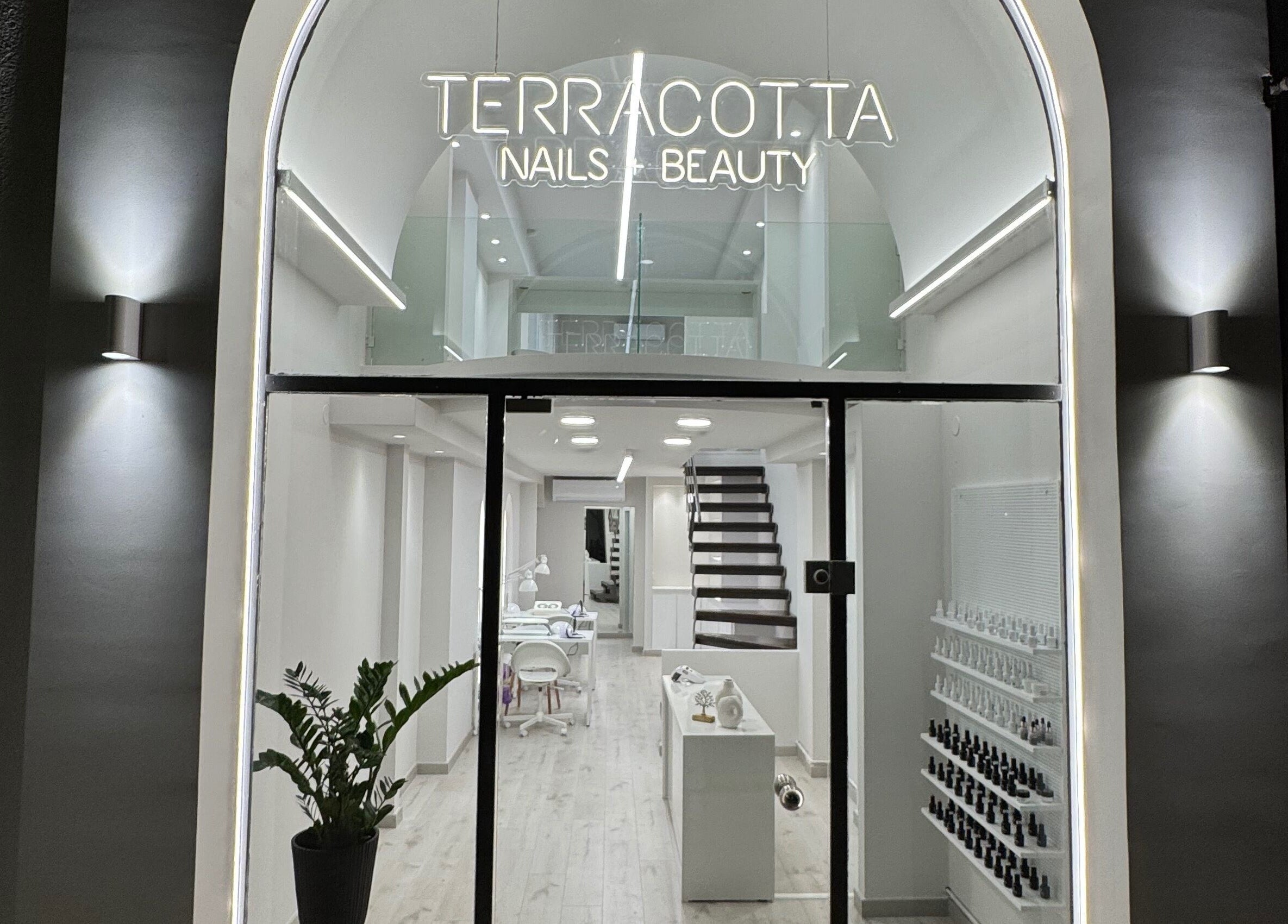 Εκθαμβωτική είσοδος του Terracotta Nails and Beauty - Agrinio #2 στην Αγρίνιο, GR, με σύγχρονο φωτισμό.
