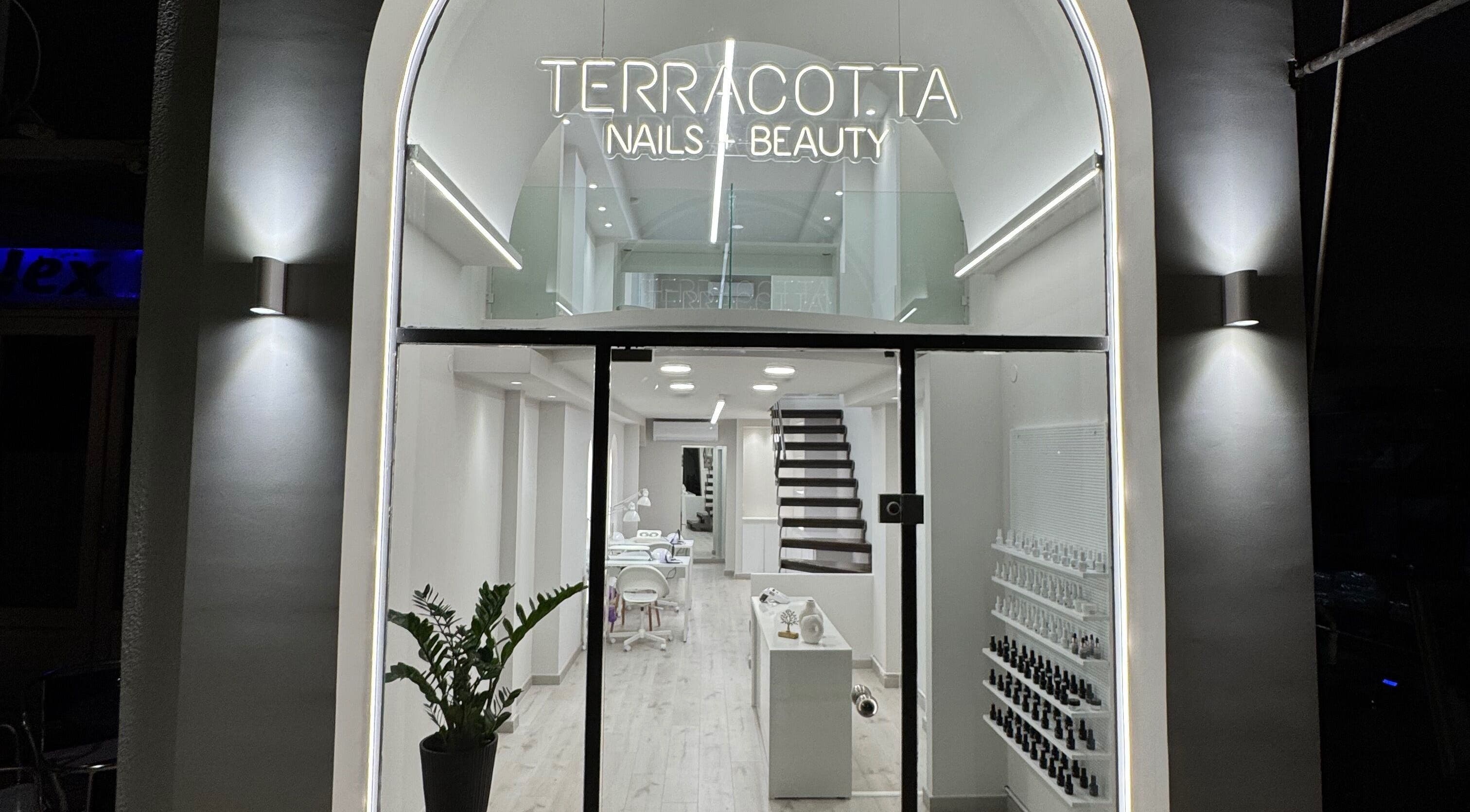 Εκθαμβωτική είσοδος του Terracotta Nails and Beauty - Agrinio #2 στην Αγρίνιο, GR, με σύγχρονο φωτισμό.