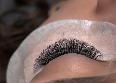 Close-up of lush eyelashes extension at Ajax - The Glam Goddess in Ajax, Ontario, CA.