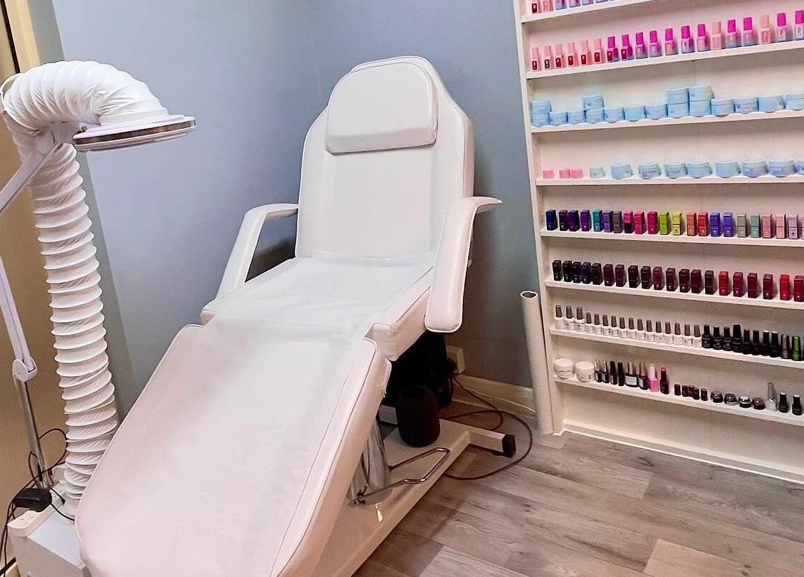 Vyrsta Studio's trendy nail salon setup in London, England, GB showcasing an elegant manicure station.
