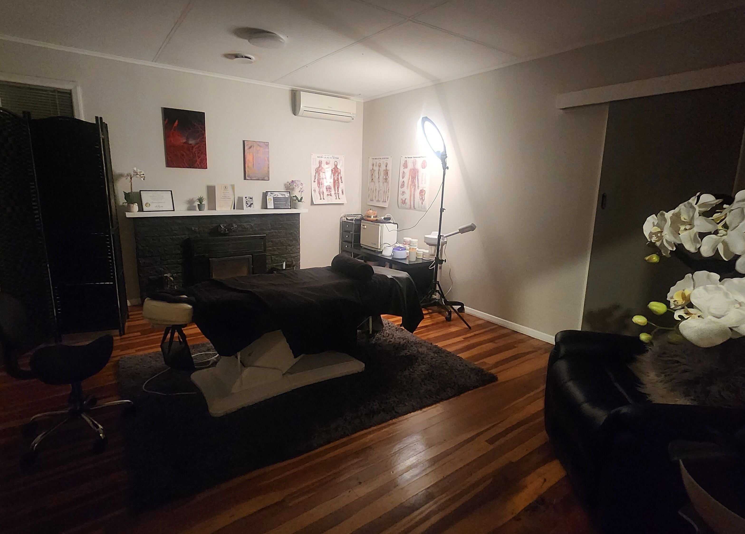 Quiet treatment room at Jewlz Beauty, Palmerston North, Manawatū-whanganui, NZ, with cozy lighting and elegant decor.