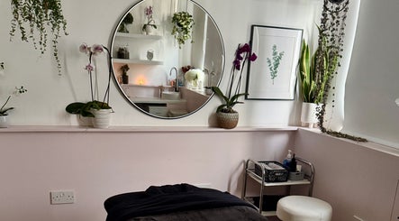 Calming therapy room with mirror and plants in DreamyTherapy, London, England, GB. Tranquil and inviting decor.