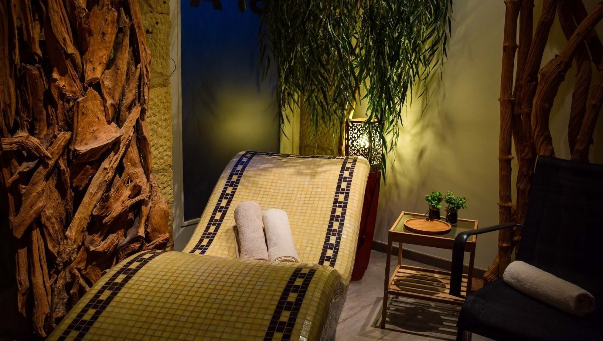 Coin détente chaleureux au Spa Eman&sens à Dijon, Bourgogne-franche-comté, FR.