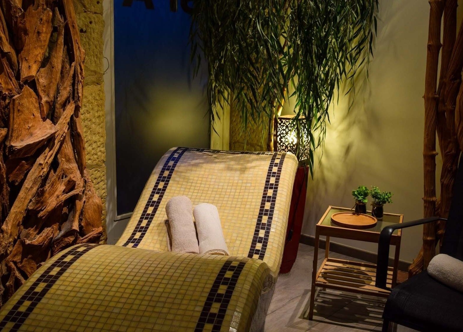 Coin détente chaleureux au Spa Eman&sens à Dijon, Bourgogne-franche-comté, FR.