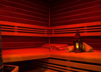 Sauna chaleureux de Spa Eman&sens à Dijon, Bourgogne-franche-comté, FR, avec lumière douce et serviettes.