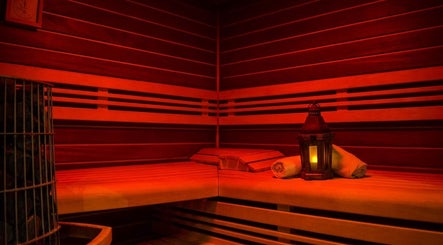 Sauna chaleureux de Spa Eman&sens à Dijon, Bourgogne-franche-comté, FR, avec lumière douce et serviettes.