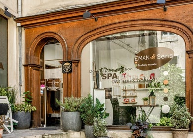 Entrée de Spa Eman&sens à Dijon, Bourgogne-franche-comté, FR avec façade en bois et plantes.