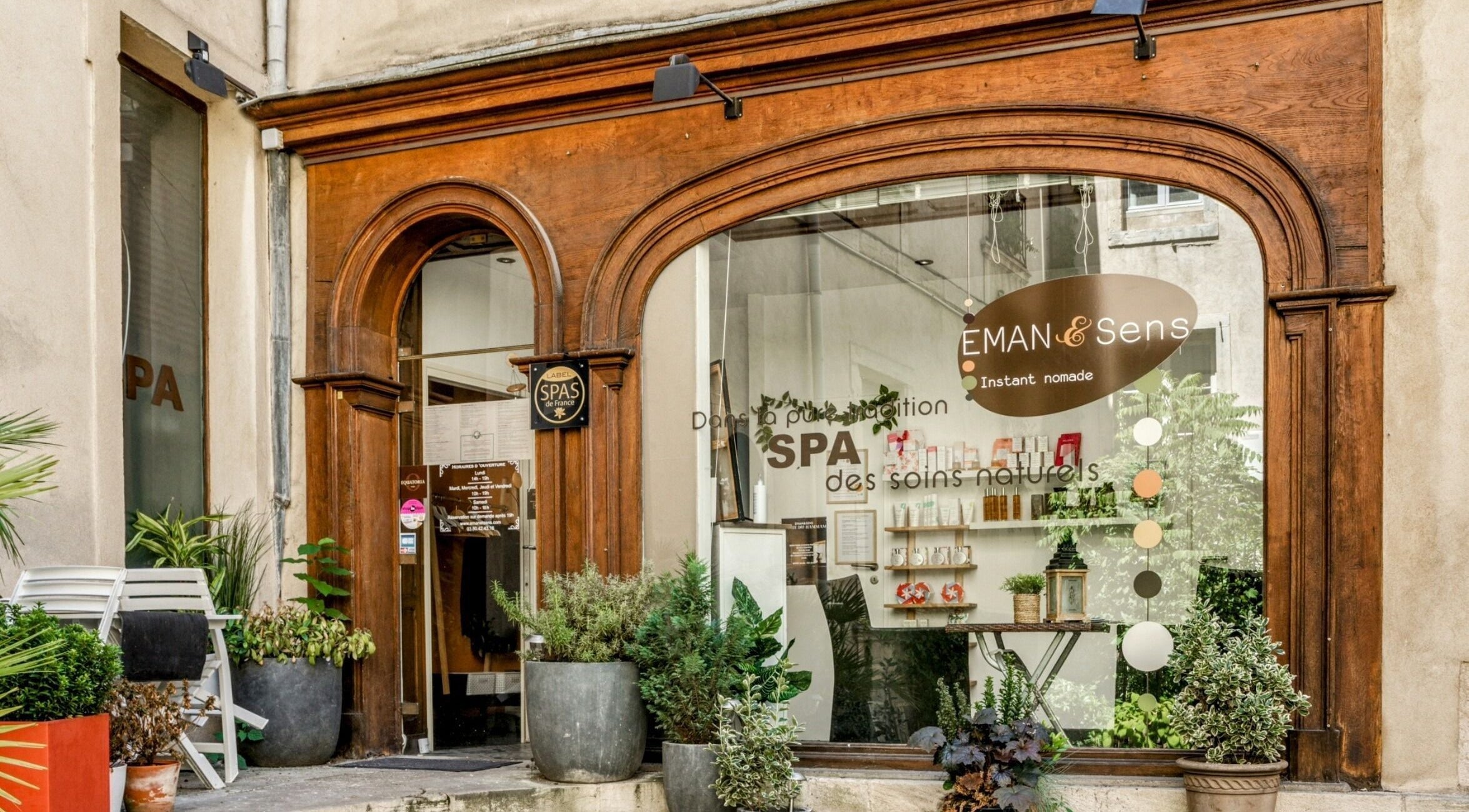 Entrée de Spa Eman&sens à Dijon, Bourgogne-franche-comté, FR avec façade en bois et plantes.