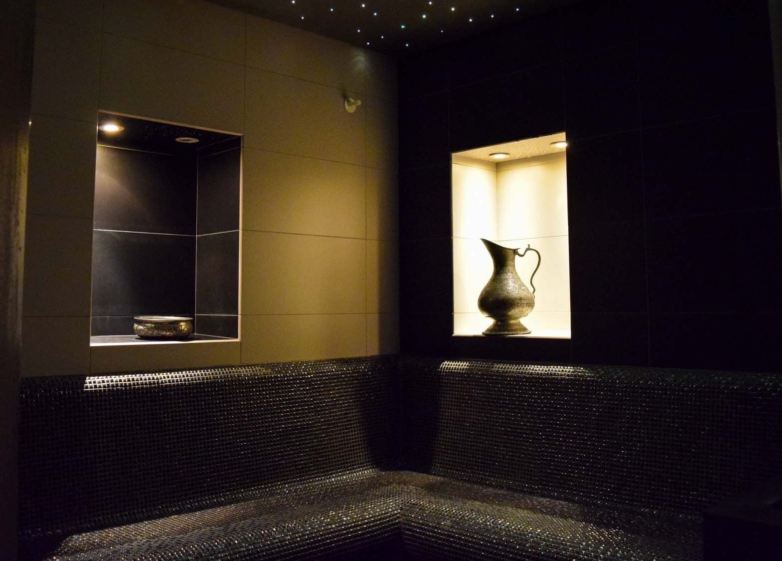 Coin intérieur élégant au Spa Eman&sens, Dijon, Bourgogne-franche-comté, FR, avec éclairage apaisant.