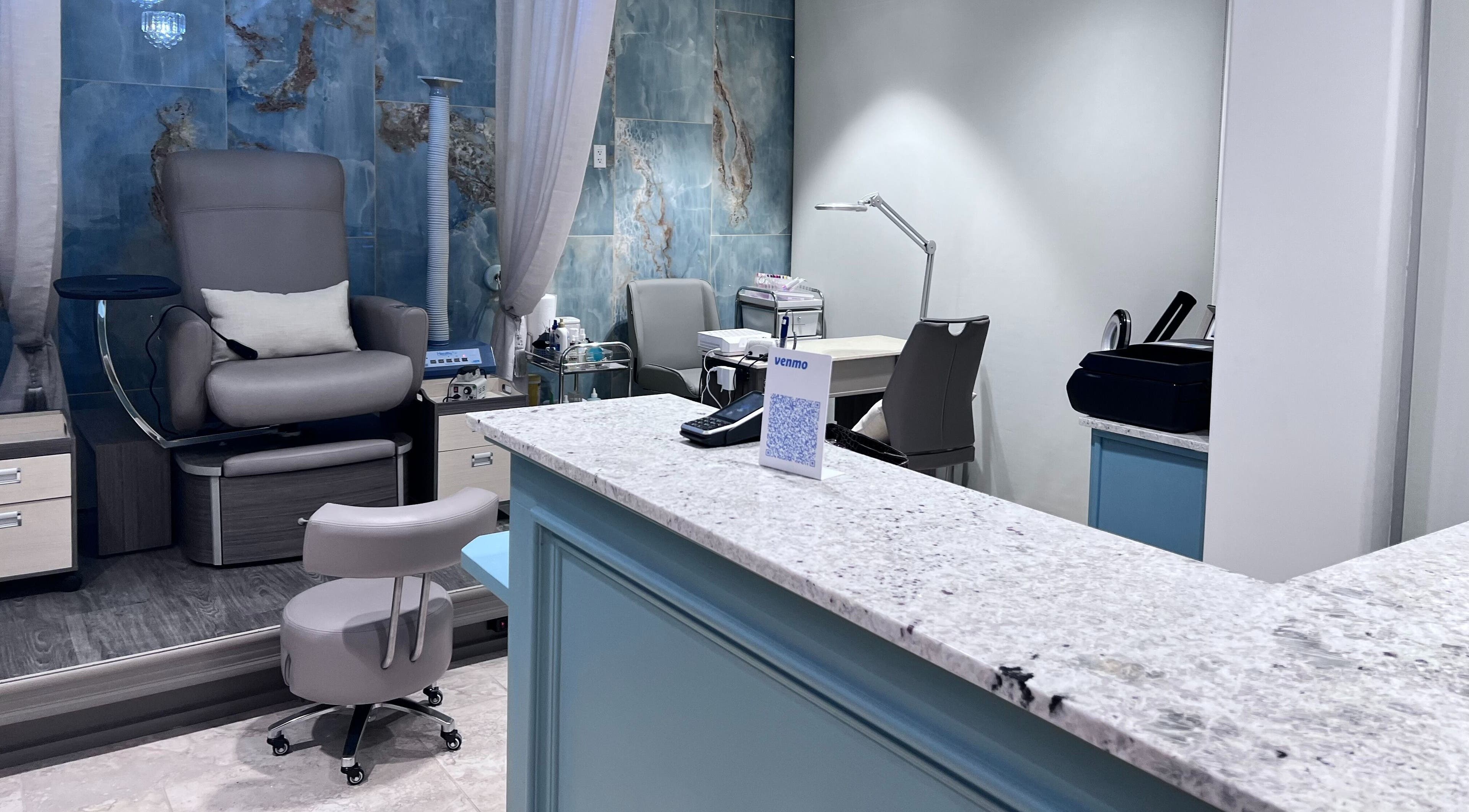 Tat's Nails Central Phoenix reception area with plush seating in Phoenix, Arizona, US.