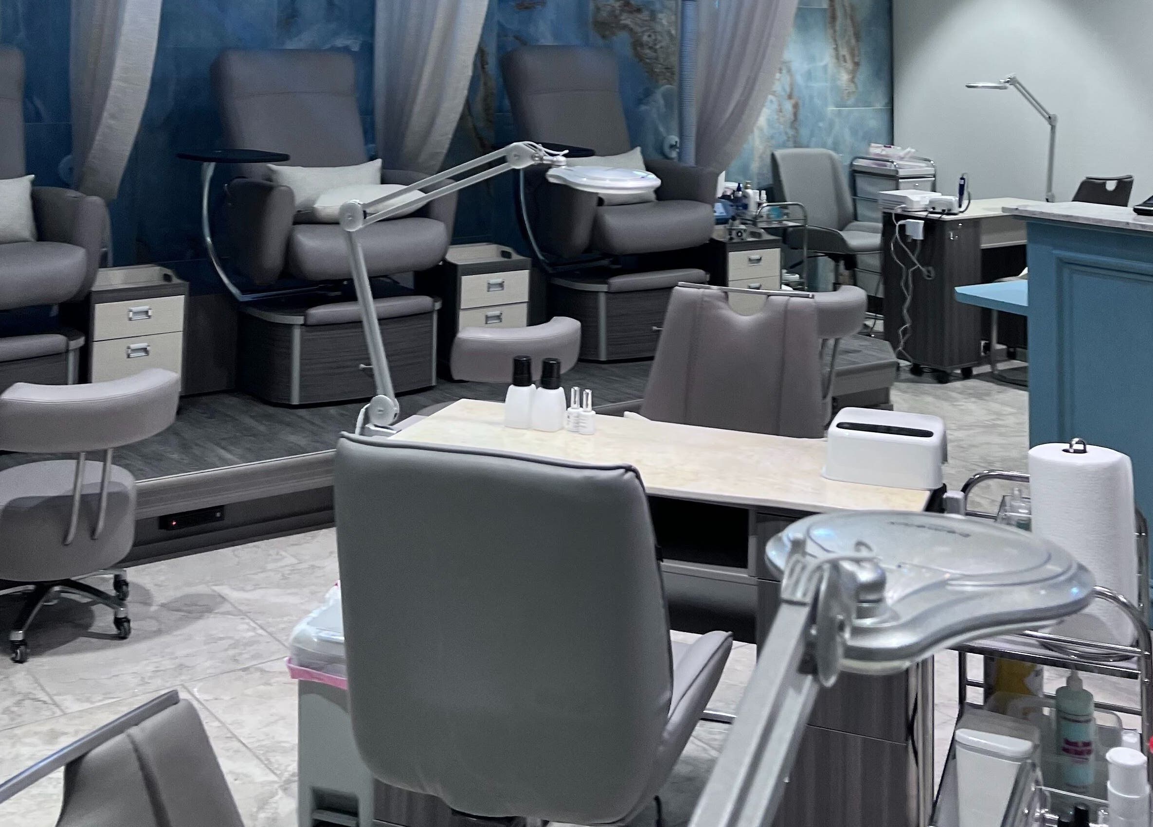 Tat's Nails Central Phoenix offers a modern pedicure and manicure station in Phoenix, Arizona, US.