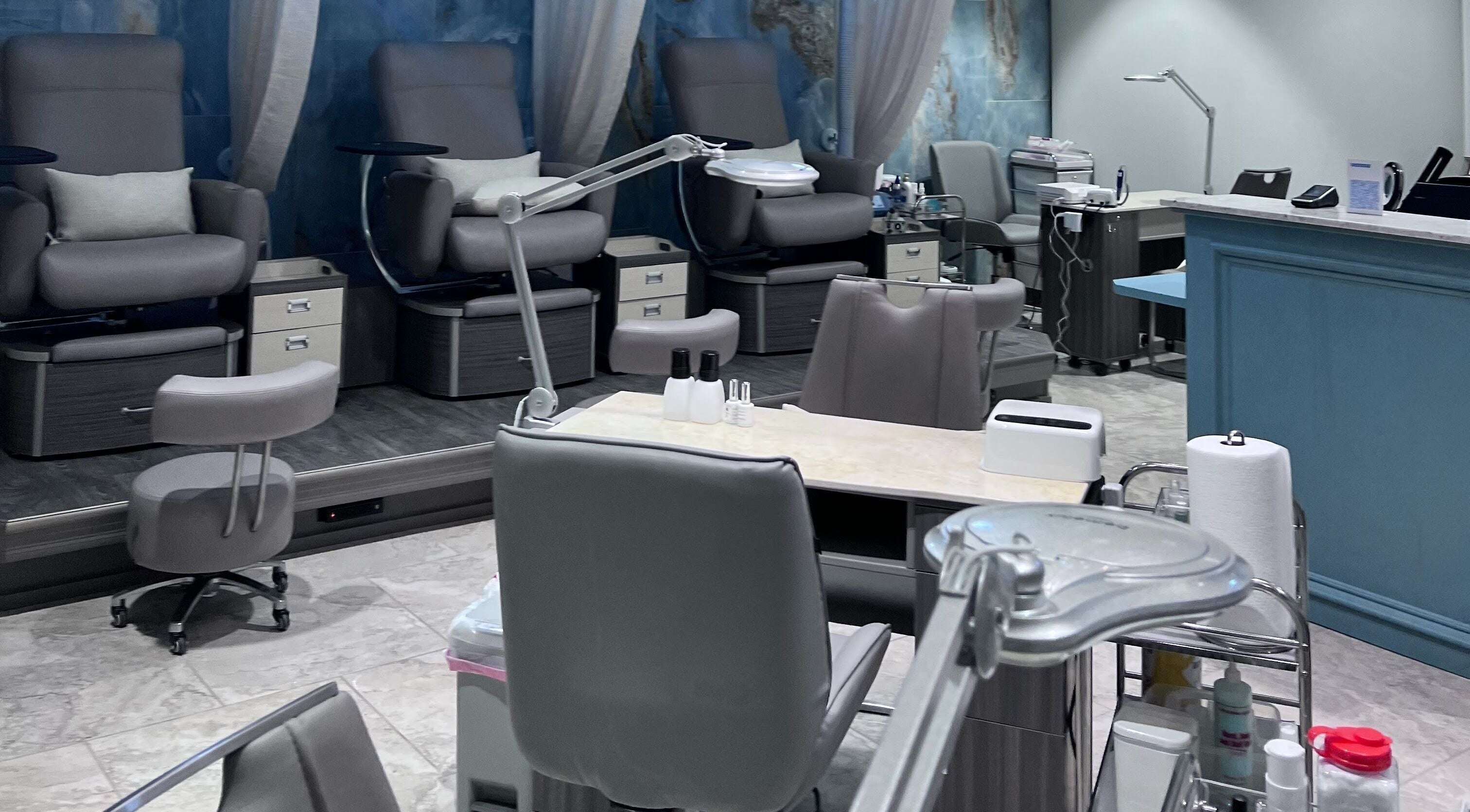 Tat's Nails Central Phoenix offers a modern pedicure and manicure station in Phoenix, Arizona, US.