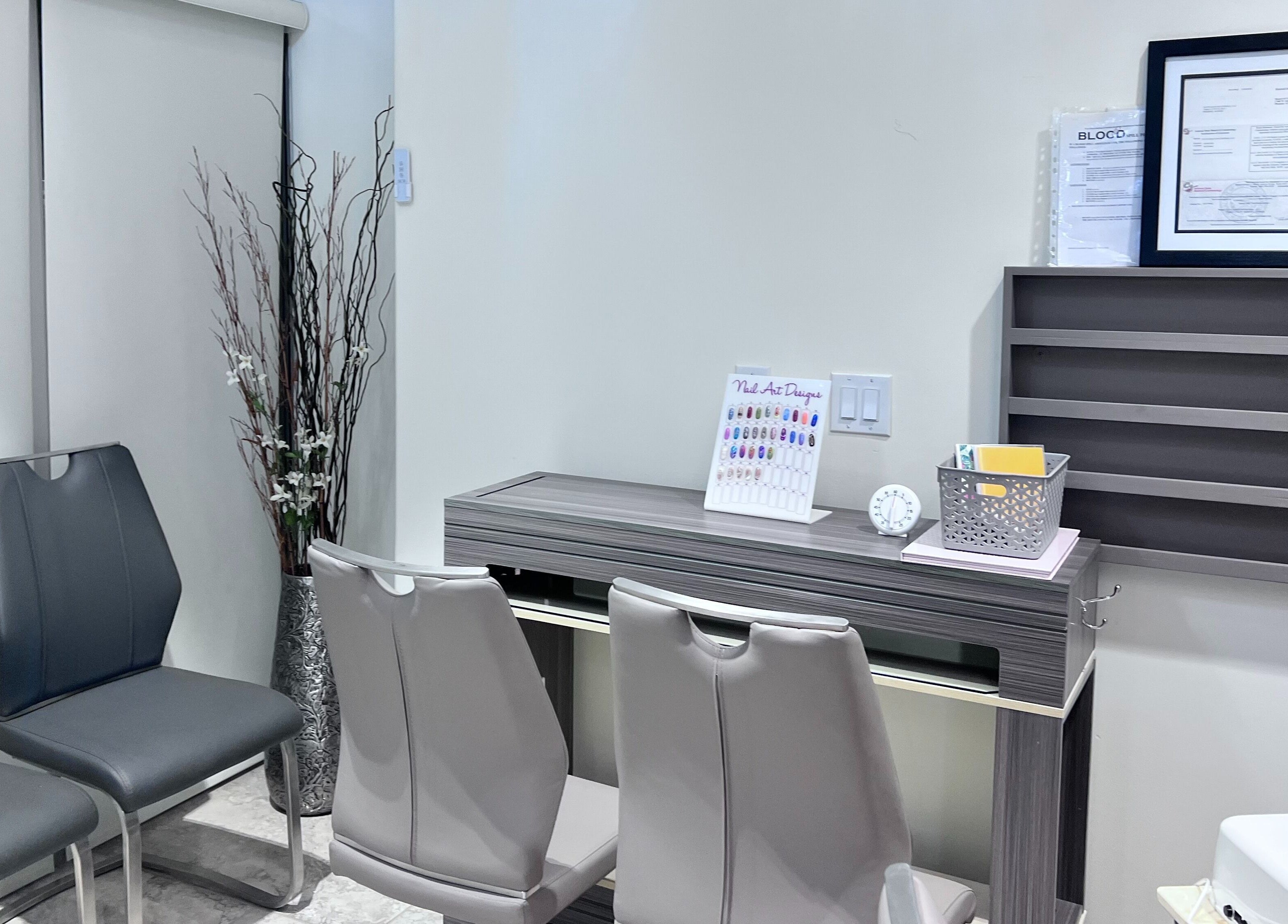 Tat's Nails Central Phoenix stylish seating area in Phoenix, Arizona, US with modern decor and nail art display.