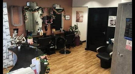 Dollies Hair and Tanning Salon