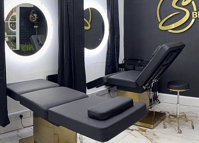 Luxurious therapy room at Illume Aesthetics, Northampton, England, GB, featuring modern decor and lighting.