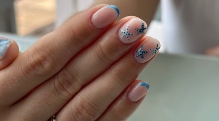 Starfish nail art at Melodysnailbiz, Aylesford, England, GB, showcasing intricate design and style.