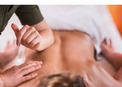 Therapist providing a relaxing massage at Mend - Holistic Therapy, Banstead, England, GB.