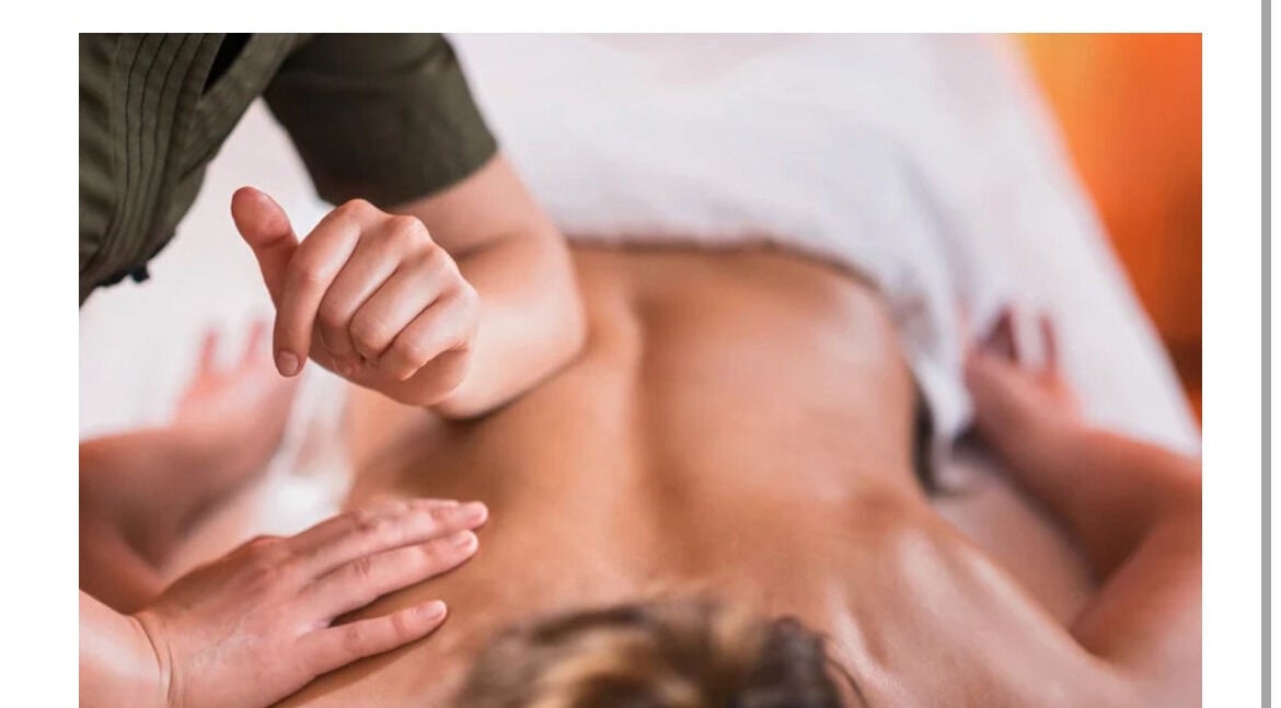 Therapist providing a relaxing massage at Mend - Holistic Therapy, Banstead, England, GB.