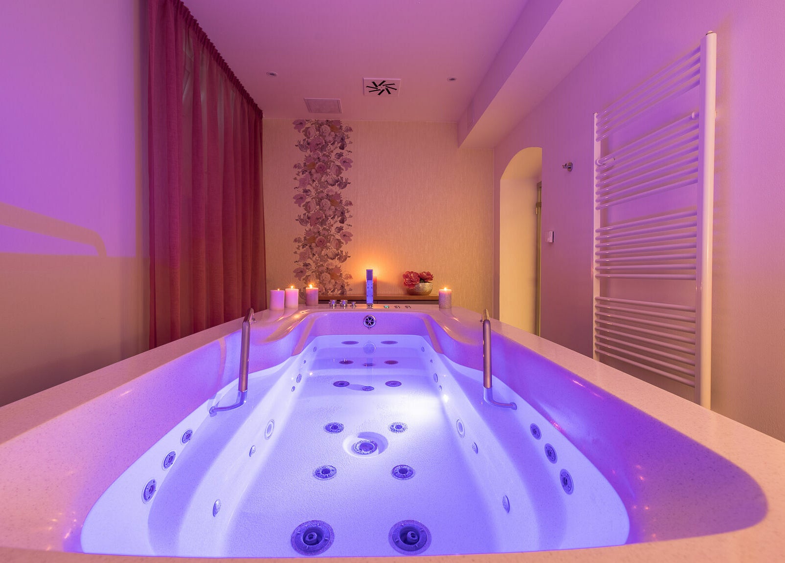 Luxusní lázeň ve Wellness and Spa Hotel Villa Regenhart, Jeseník, Olomoucký kraj, CZ.