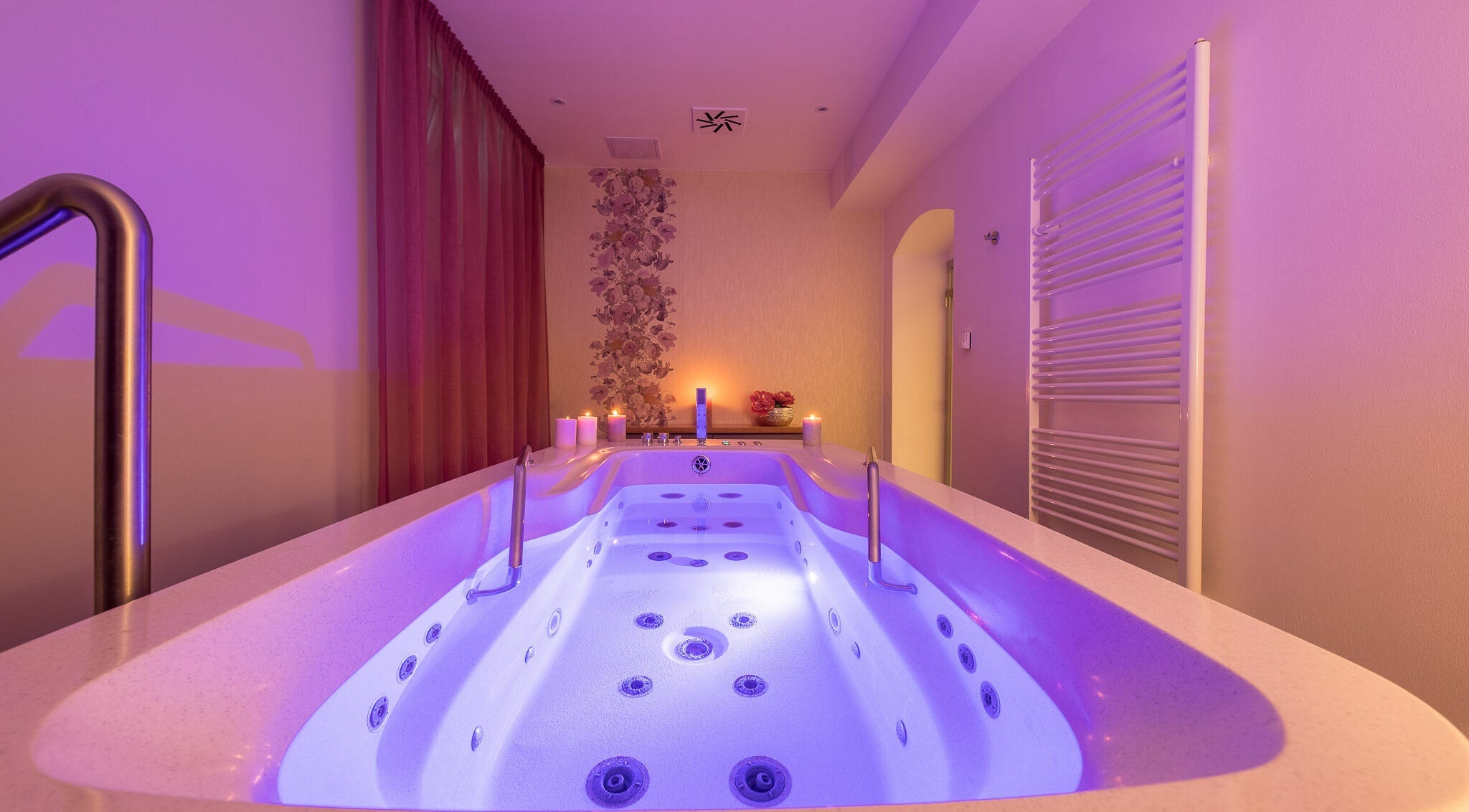 Luxusní lázeň ve Wellness and Spa Hotel Villa Regenhart, Jeseník, Olomoucký kraj, CZ.