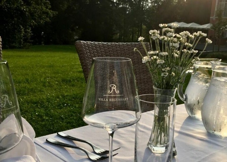 Užijte si venkovní stolování na Wellness and Spa Hotel Villa Regenhart, Jeseník, Olomoucký kraj, CZ.