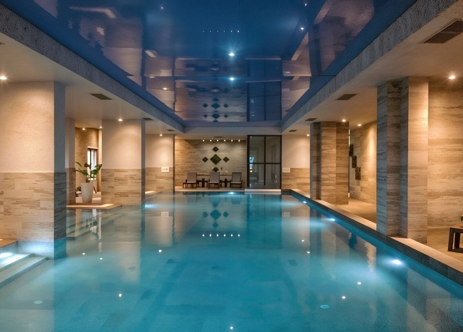 Луксозен вътрешен басейн в Резиденция Лазурен бряг, Burgas, Burgas, BG, изпълнен със спокойствие.