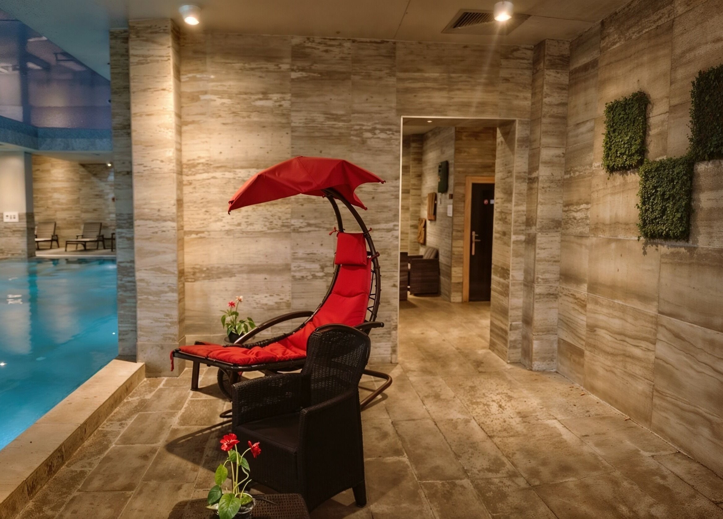 Луксозен вътрешен басейн и шезлонг в Резиденция Лазурен бряг, Burgas, Burgas, BG.