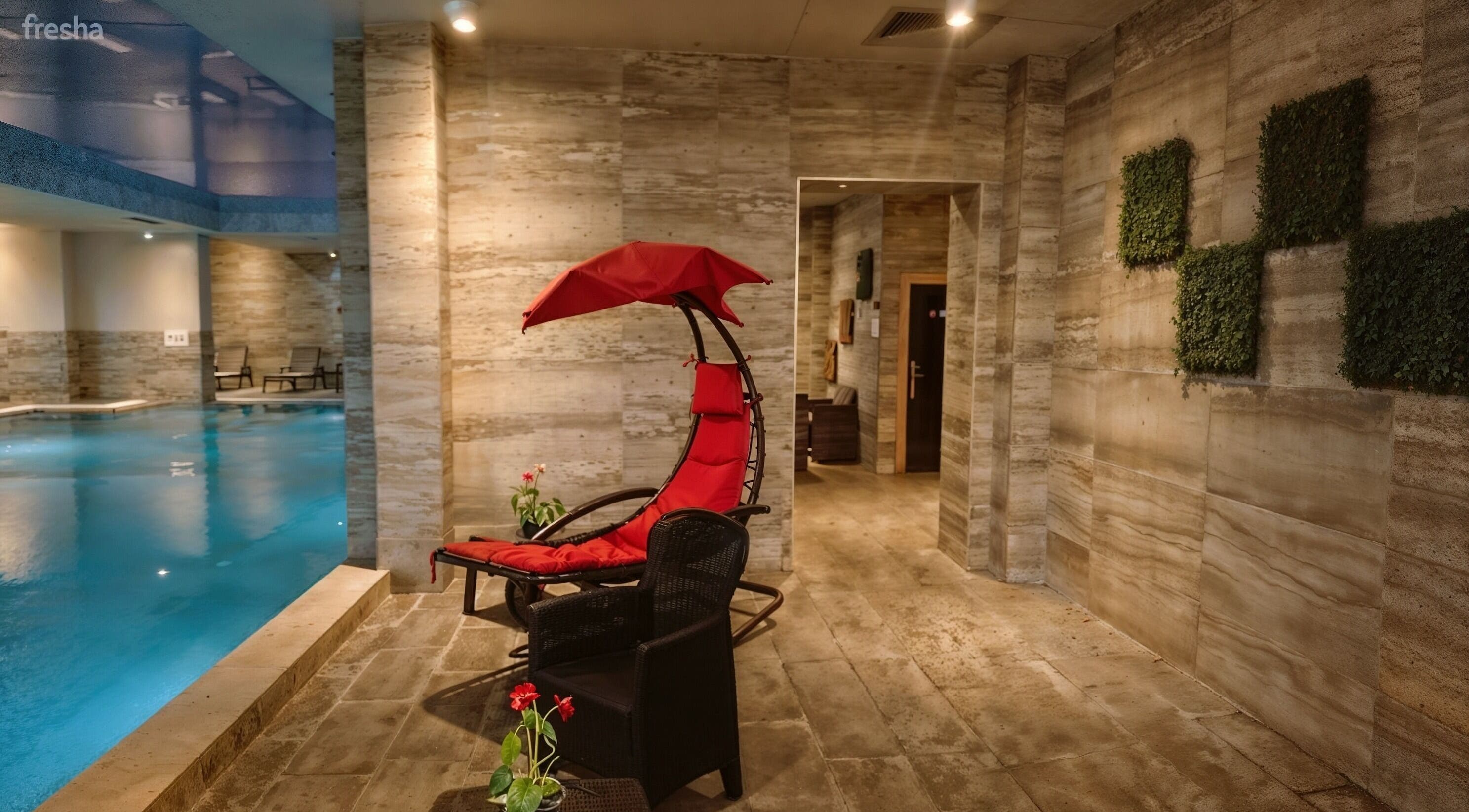 Луксозен вътрешен басейн и шезлонг в Резиденция Лазурен бряг, Burgas, Burgas, BG.