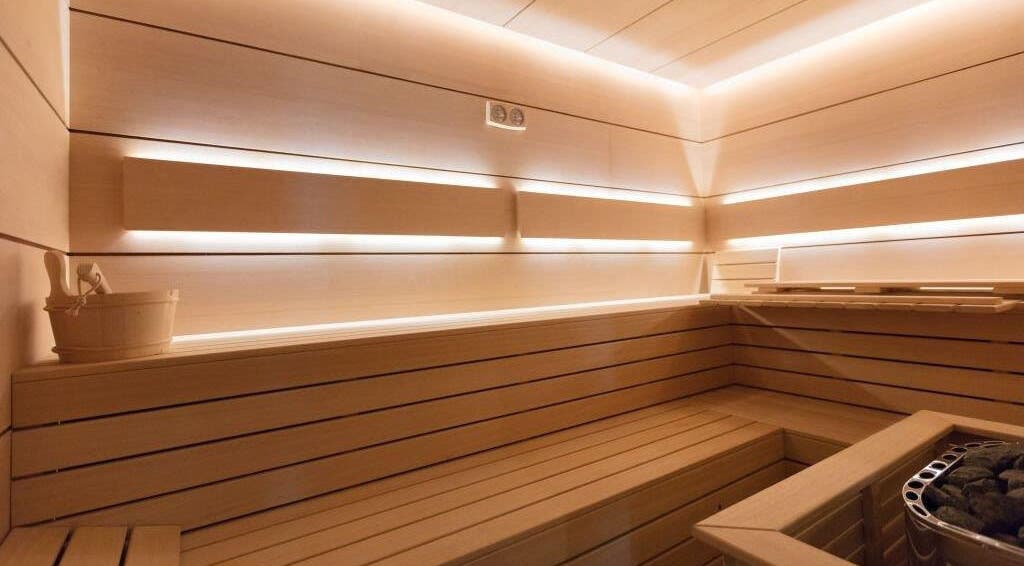 Дървена сауна в Резиденция Лазурен бряг, Burgas, Burgas, BG, предлагаща релаксация и уют.