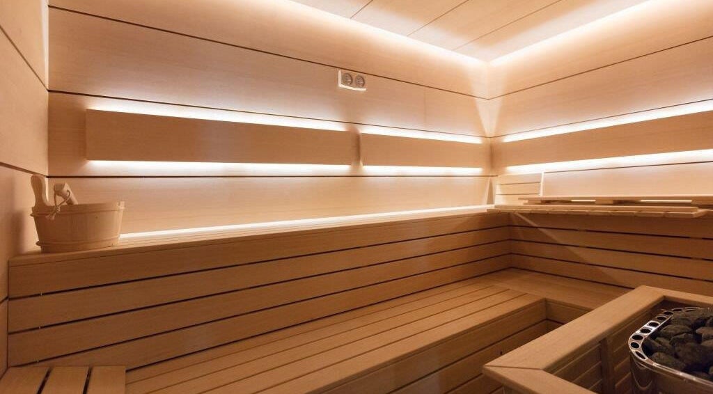 Дървена сауна в Резиденция Лазурен бряг, Burgas, Burgas, BG, предлагаща релаксация и уют.