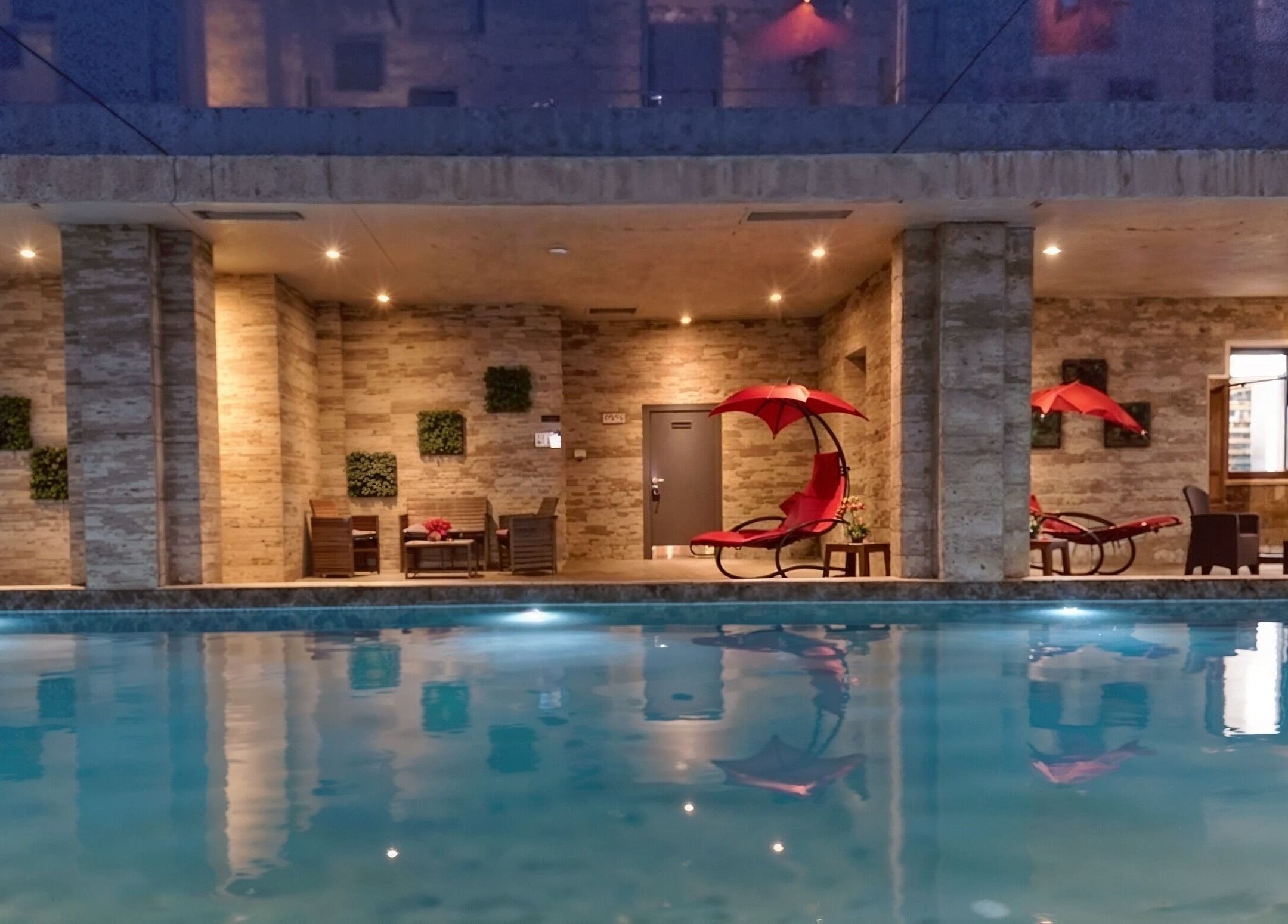 Луксозен басейн в Резиденция Лазурен бряг, Burgas, Burgas, BG с изискани шезлонги и уютна атмосфера.