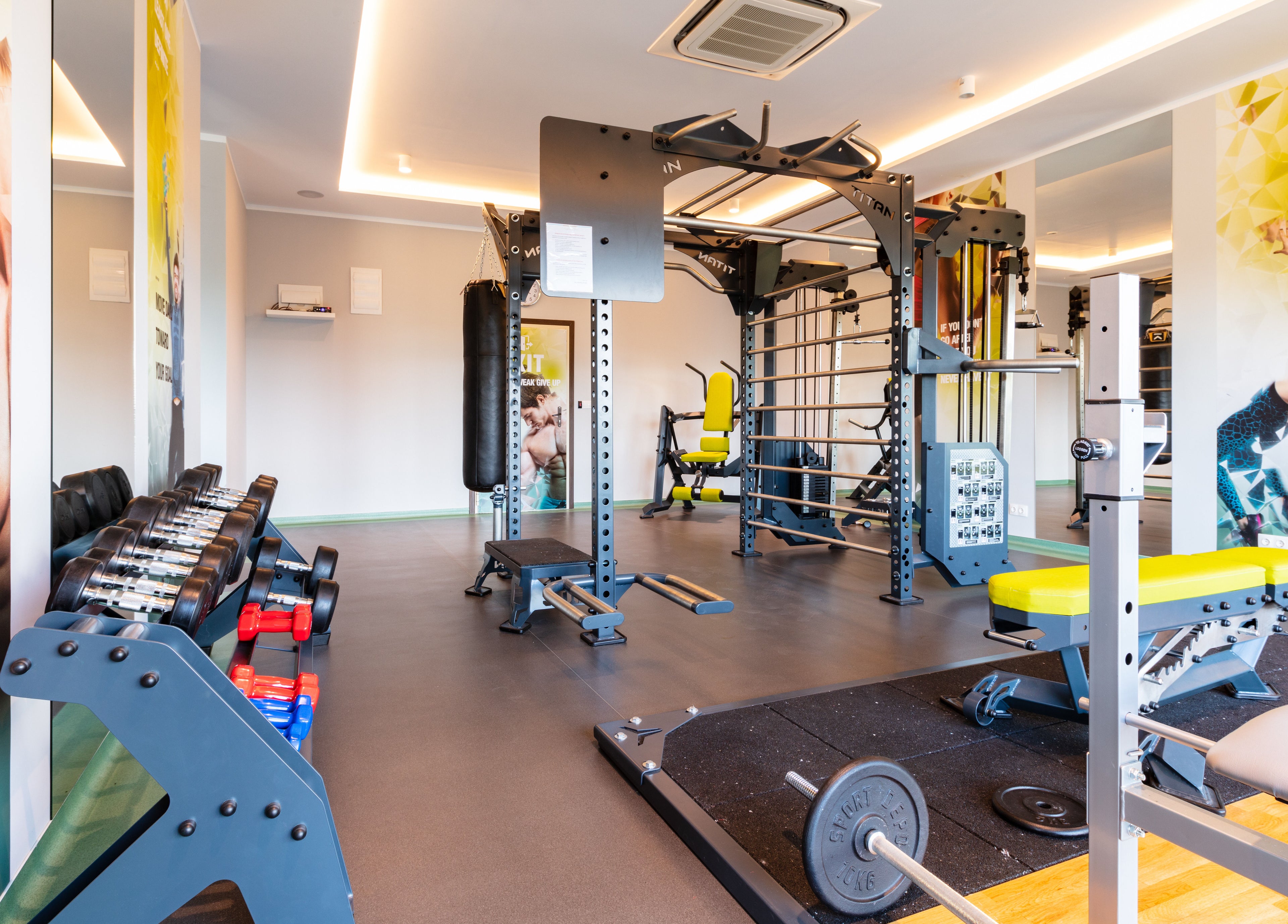 Модерен фитнес в Резиденция Лазурен бряг, Burgas, Burgas, BG с разнообразие от оборудване.