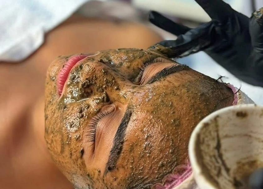 Herbal gezichtsmasker behandeling bij Confident Beauty by Far in Paramaribo, Paramaribo, SR.