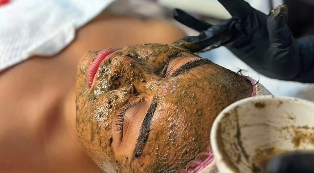 Herbal gezichtsmasker behandeling bij Confident Beauty by Far in Paramaribo, Paramaribo, SR.