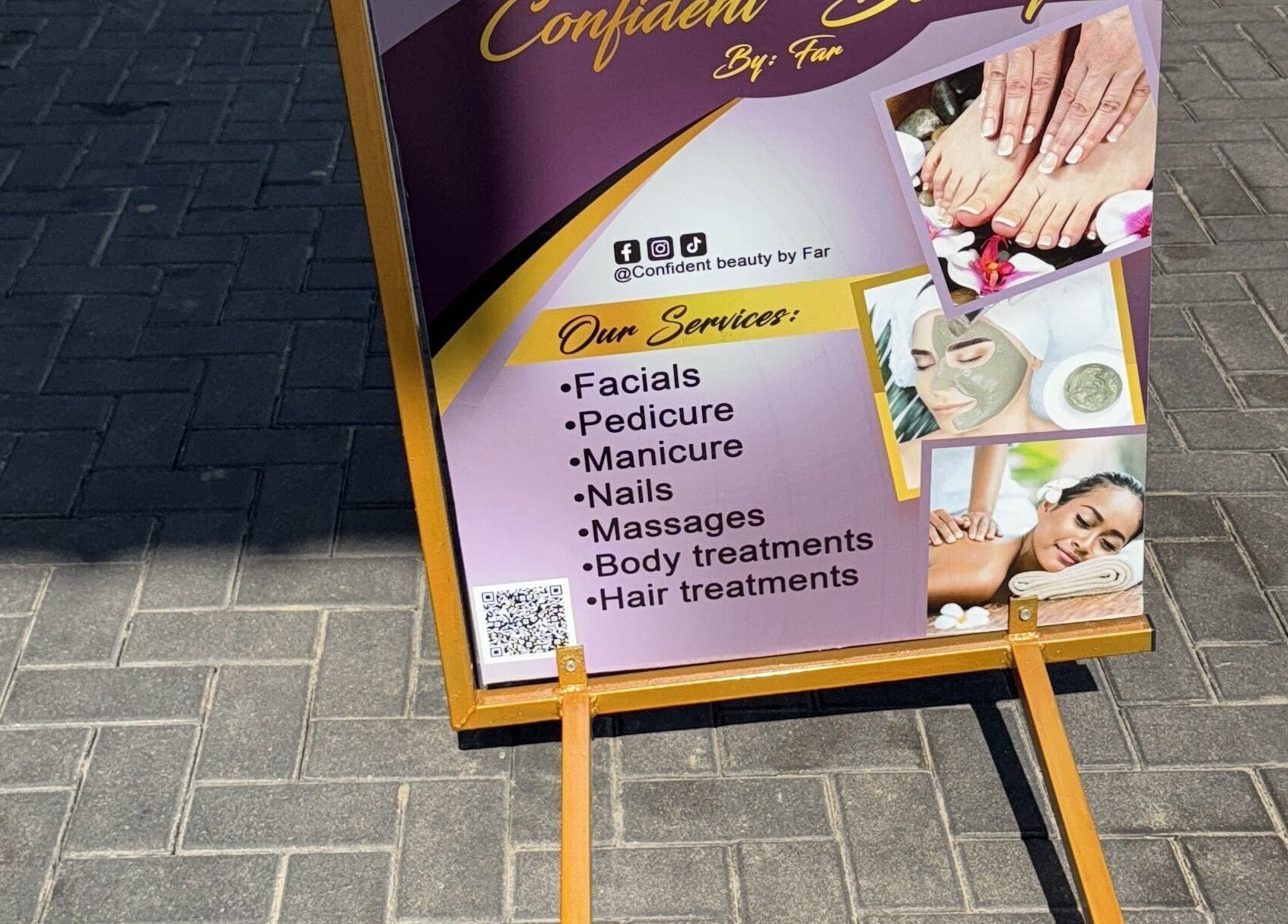 Dienstbord bij Confident Beauty by Far, Paramaribo, SR met lijst van schoonheidsbehandelingen.