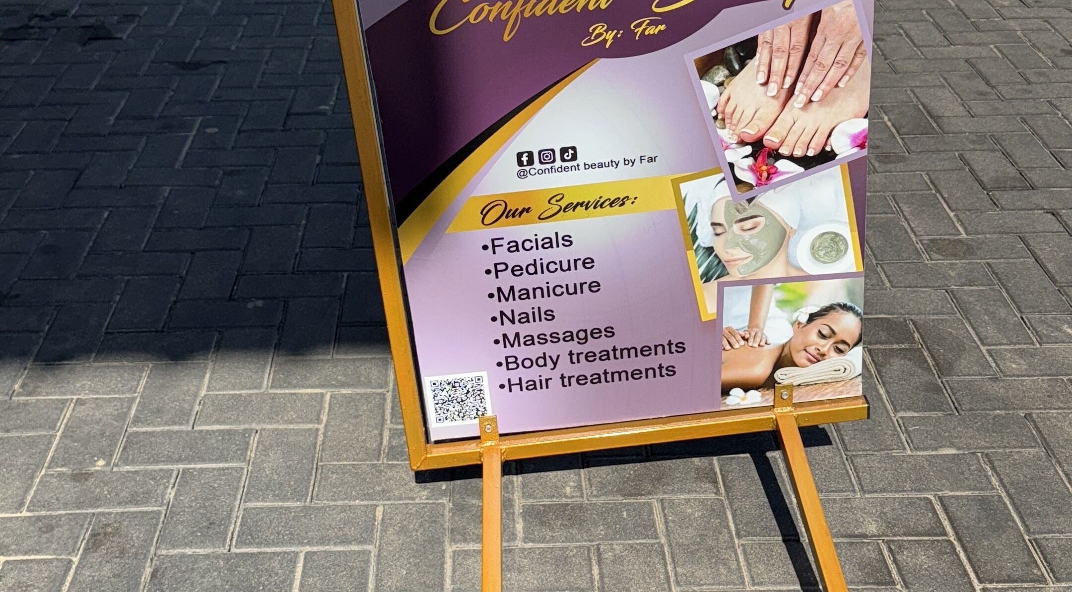 Dienstbord bij Confident Beauty by Far, Paramaribo, SR met lijst van schoonheidsbehandelingen.