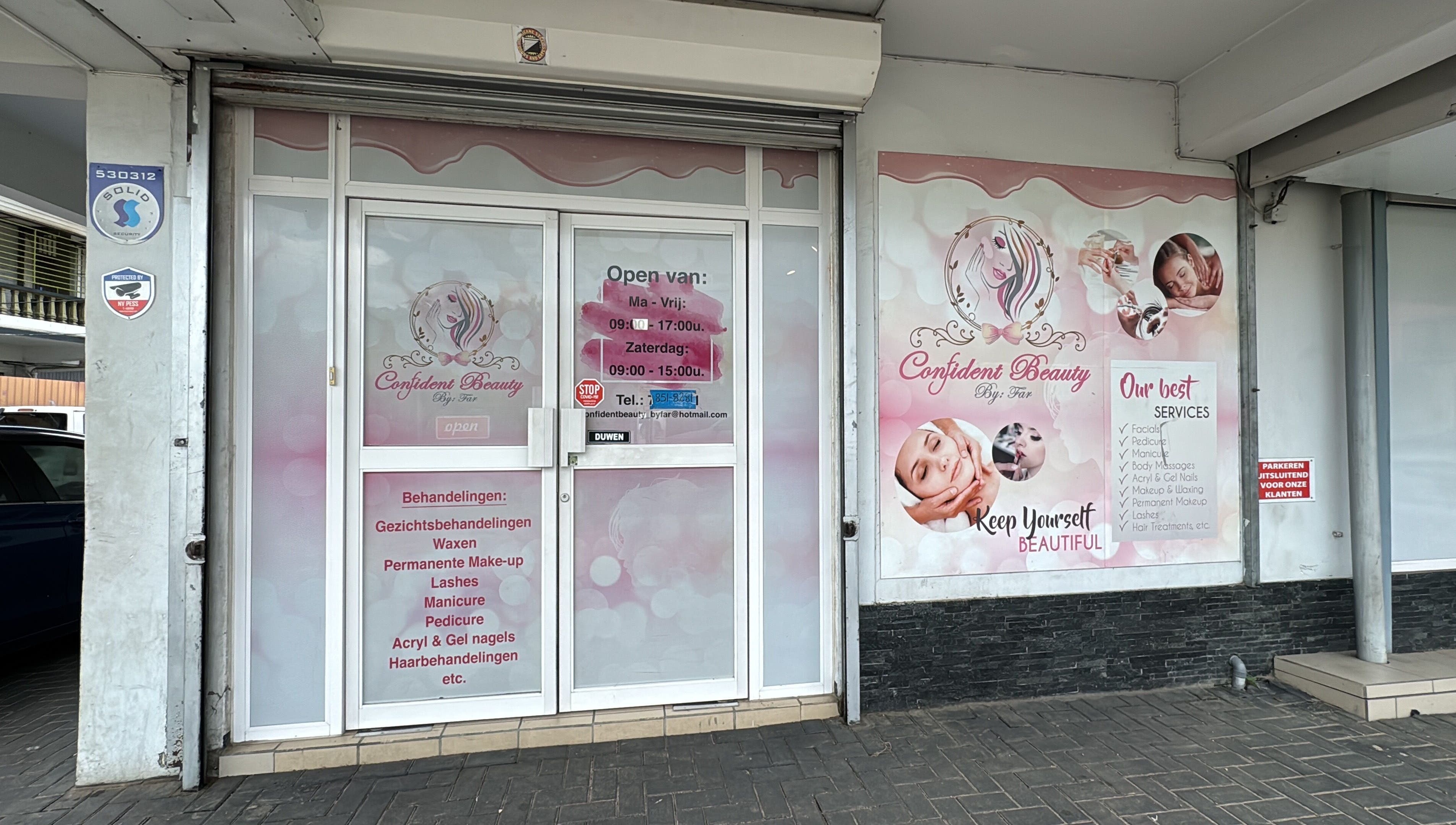 Vooraanzicht van Confident Beauty by Far, Paramaribo, met behandelingen en openingstijden op de gevel.