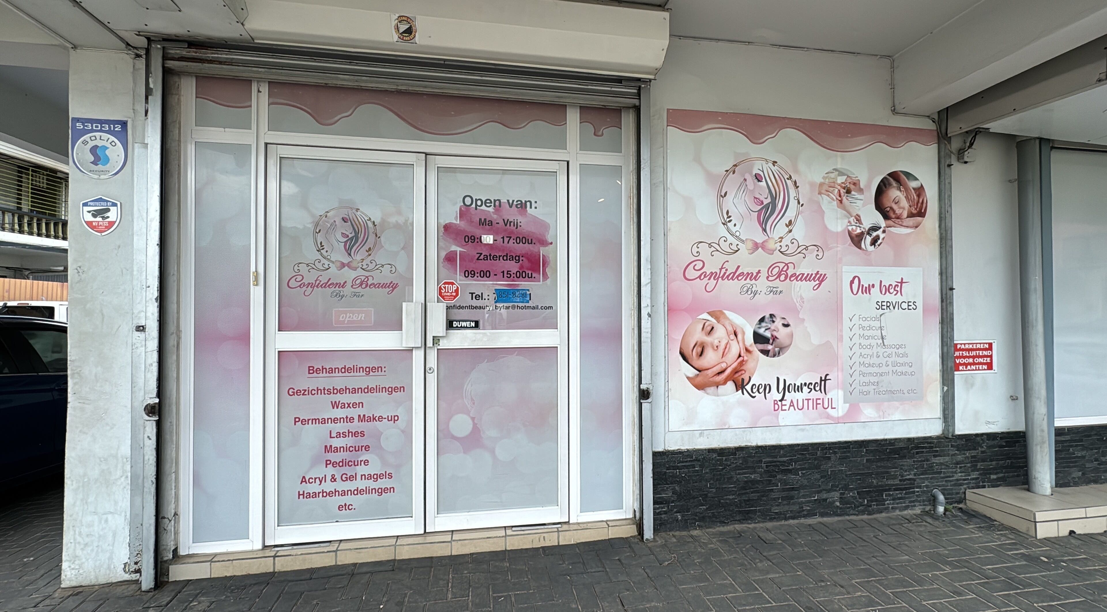Vooraanzicht van Confident Beauty by Far, Paramaribo, met behandelingen en openingstijden op de gevel.