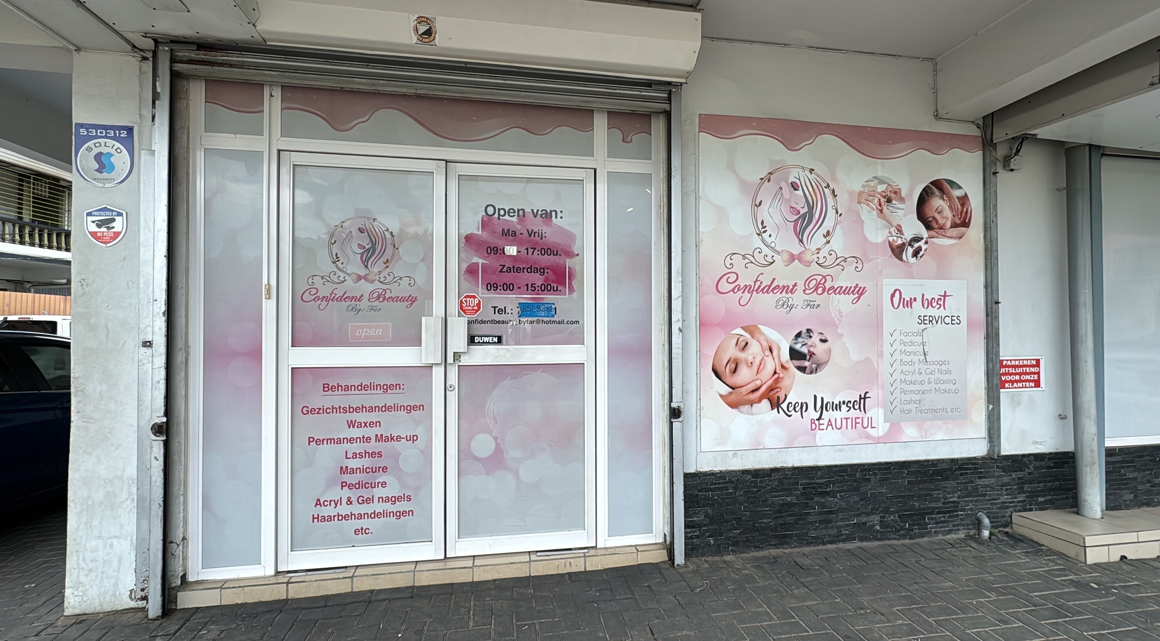 Vooraanzicht van Confident Beauty by Far, Paramaribo, met behandelingen en openingstijden op de gevel.