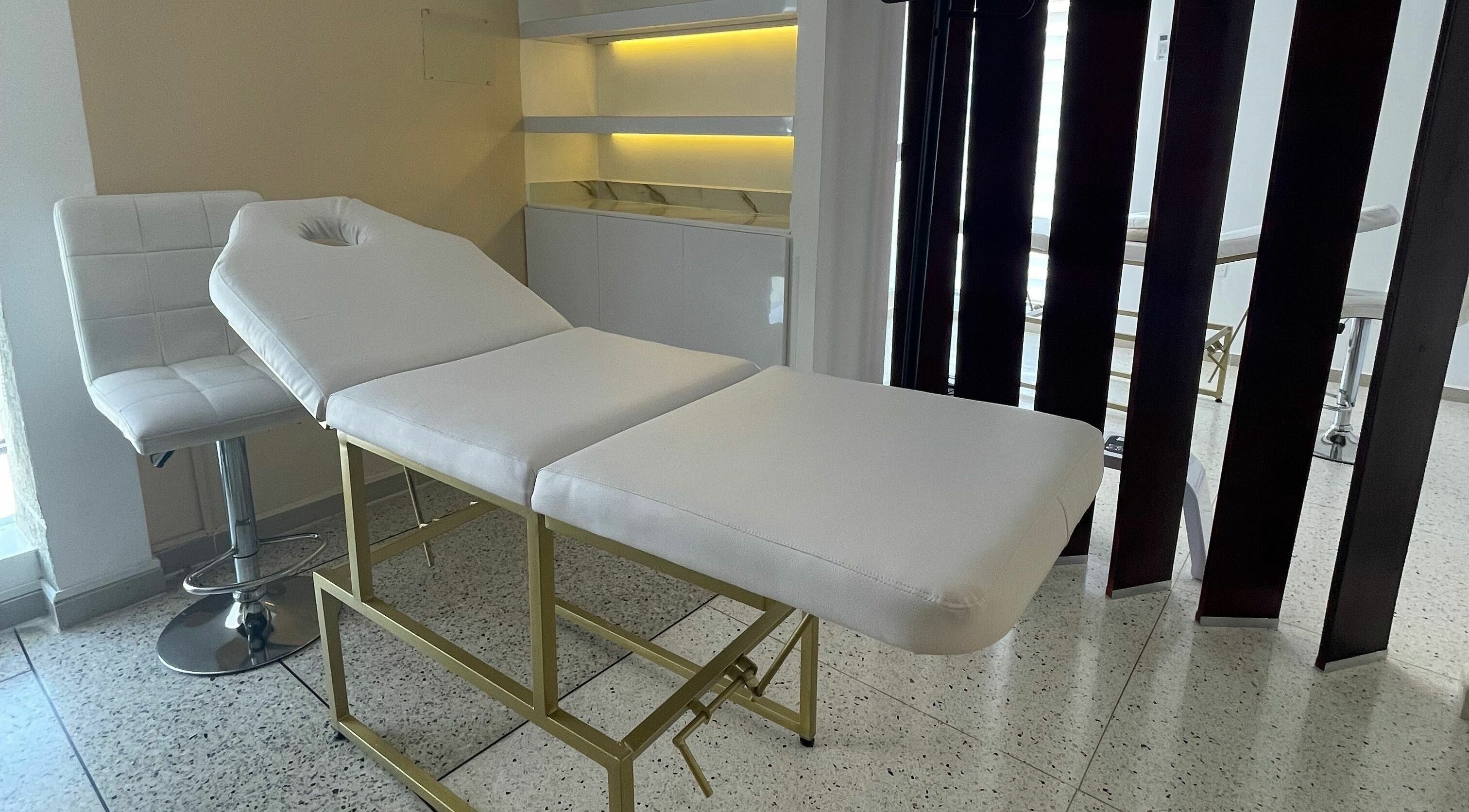 Cama de tratamiento en Punto Estética & Más, Valencia, Carabobo, VE, destacando su elegancia y confort.